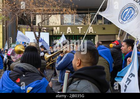 Buenos Aires, Argentine. 01st juin 2022. Le Président de la Nation Alberto Fernández a participé à l'acte de la Confédération des syndicats industriels de la République Argentine à l'anniversaire 77th de la fondation de l'Union de la mécanique et du transport automobile allié (SMATA, dans son acronyme espagnol). Les travailleurs ont participé à la loi devant l'édifice syndical. (Photo par Esteban Osorio/Pacific Press) crédit: Pacific Press Media production Corp./Alay Live News Banque D'Images