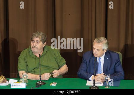 Buenos Aires, Argentine. 01st juin 2022. Le Président de la Nation Alberto Fernández a participé à l'acte de la Confédération des syndicats industriels de la République Argentine à l'anniversaire 77th de la fondation de l'Union de la mécanique et du transport automobile allié (SMATA, dans son acronyme espagnol). Ricardo Pignanelli (L) Secrétaire général de Csira prononcera son discours à l'événement. (Photo par Esteban Osorio/Pacific Press) crédit: Pacific Press Media production Corp./Alay Live News Banque D'Images