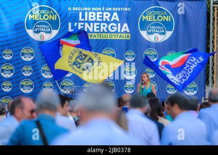 Palerme, Italie. 01st juin 2022. Le chef de Fratelli d'Italia Giorgia Meloni sur la scène à la réunion de Fratelli d'Italia sur la Piazza Verdi sortie de la campagne électorale pour le maire de Palerme. (Photo par Antonio Melita/Pacific Press) crédit: Pacific Press Media production Corp./Alay Live News Banque D'Images