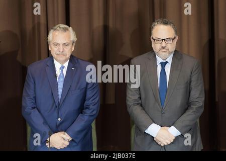 Buenos Aires, Argentine. 01st juin 2022. Le Président de la Nation Alberto Fernández (L) a participé à l'acte de la Confédération des syndicats industriels de la République Argentine pour le 77th anniversaire de la fondation de l'Union de la mécanique et du transport automobile allié (SMATA). Le ministre de la production de la Nation Matías Kulfas (R) a accompagné le président dans la loi. (Photo par Esteban Osorio/Pacific Press) crédit: Pacific Press Media production Corp./Alay Live News Banque D'Images