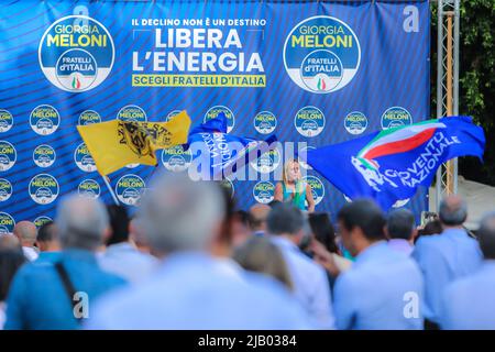 Palerme, Italie. 01st juin 2022. Le chef de Fratelli d'Italia Giorgia Meloni sur la scène à la réunion de Fratelli d'Italia sur la Piazza Verdi sortie de la campagne électorale pour le maire de Palerme. (Photo par Antonio Melita/Pacific Press) crédit: Pacific Press Media production Corp./Alay Live News Banque D'Images