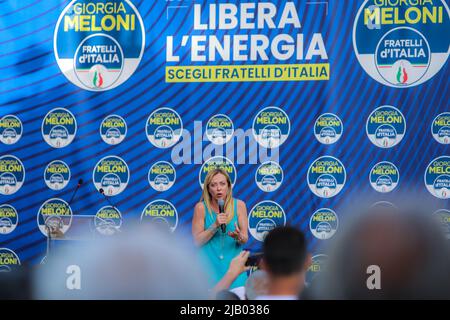 Palerme, Italie. 01st juin 2022. Le chef de Fratelli d'Italia Giorgia Meloni sur la scène à la réunion de Fratelli d'Italia sur la Piazza Verdi sortie de la campagne électorale pour le maire de Palerme. (Photo par Antonio Melita/Pacific Press) crédit: Pacific Press Media production Corp./Alay Live News Banque D'Images