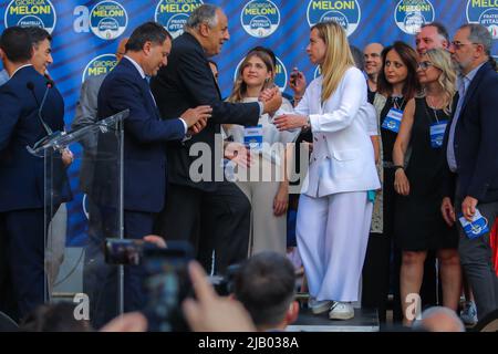 Palerme, Italie. 01st juin 2022. Le chef de Fratelli d'Italia Giorgia Meloni sur la scène à la réunion de Fratelli d'Italia sur la Piazza Verdi sortie de la campagne électorale pour le maire de Palerme. (Photo par Antonio Melita/Pacific Press) crédit: Pacific Press Media production Corp./Alay Live News Banque D'Images