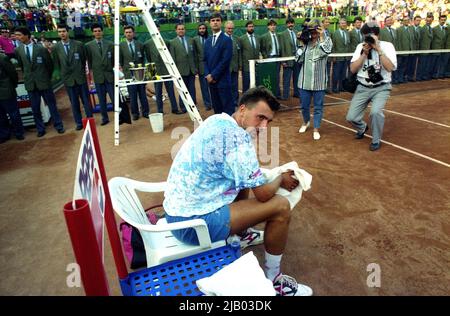 Bucarest, Roumanie, 1994. Le joueur de tennis croate Goran Ivanišević pendant la finale du Tour ATP. Banque D'Images