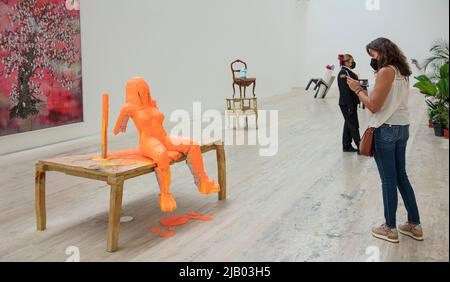 Une femme portant un masque facial pendant la pandémie de Covid-19 prend une photo sur smartphone des œuvres de l'artiste conceptuel suisse Urs Fischer au Musée Jumex Banque D'Images