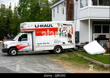 Un camion U-Haul chargé d'articles ménagers par une personne qui déménagère dans une nouvelle résidence Banque D'Images