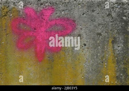 Vieux mur de beton gris jaune avec peinture de papillon de batterie. Banque D'Images