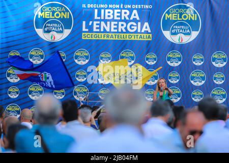 1 juin 2022, Palerme, Italie: Le chef de Fratelli d'Italia Giorgia Meloni sur la scène à la réunion de Fratelli d'Italia sur la Piazza Verdi sortie de la campagne électorale pour le maire de Palerme. (Credit image: © Antonio Melita/Pacific Press via ZUMA Press Wire) Banque D'Images