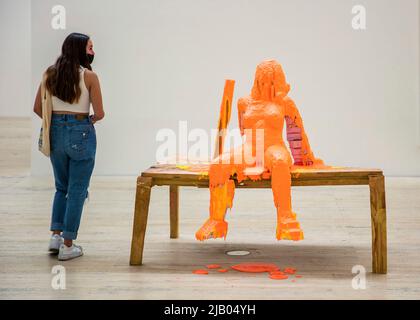 Une femme portant un masque facial pendant la pandémie de Covid-19 regarde les œuvres de l'artiste conceptuel suisse Urs Fischer au Musée Jumex Banque D'Images