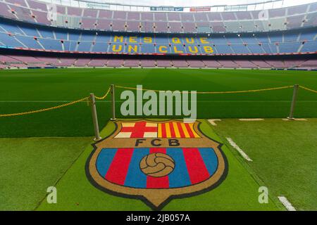 Emblème du club de football de Barcelone sur le terrain du stade Camp Nou Banque D'Images