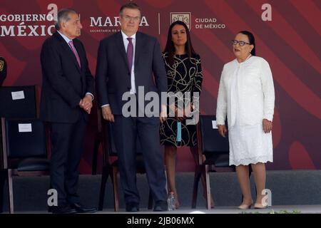 Mexico, Mexico, Mexique. 1st juin 2022. Les secrétaires de l'intérieur Adan Augusto Lopez, le ministre des Affaires étrangères Marcelo Ebrard et de la sécurité et de la protection des citoyens, Rosa Isca Rodriguez, lors de la cérémonie de la Journée nationale de la Marine au Secrétariat de la Marine mexicaine. Le 1 juin 2022 à Mexico, Mexique. (Credit image: © Luis Barron/eyepix via ZUMA Press Wire) Banque D'Images