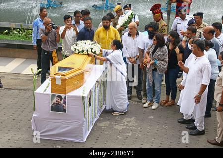 Kolkata, Inde. 01st juin 2022. Le ministre en chef du Bengale occidental et le chef du parti du Congrès de Trinamool, Mamata Banerjee, rendent hommage à la chanteuse Bollywood Krishnakumar Kunnath au Rabindra Sadan à Kolkata. Le chanteur KK, dont le vrai nom est Krishnakumar Kunnath, est décédé mardi soir à l'âge de 53 ans à Kolkata après avoir donné un concert. La famille de KK est arrivée à Kolkata mercredi matin. Les restes mortels du chanteur sont arrivés à Rabindra Sadan où le salut aux armes à feu a eu lieu. (Photo de Dipa Chakraborty/Pacific Press) crédit: Pacific Press Media production Corp. Crédit: Pacific Press Media Pro Banque D'Images