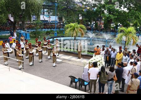 Kolkata, Inde. 01st juin 2022. Les policiers indiens saluent les armes à feu à côté du cercueil du chanteur Krishnakumar Kunnath, connu sous le nom de KK à Rabindra Sadan. Le chanteur KK, dont le vrai nom est Krishnakumar Kunnath, est décédé mardi soir à l'âge de 53 ans à Kolkata après avoir donné un concert. La famille de KK est arrivée à Kolkata mercredi matin. Les restes mortels du chanteur sont arrivés à Rabindra Sadan où le salut aux armes à feu a eu lieu. (Photo de Dipa Chakraborty/Pacific Press) crédit: Pacific Press Media production Corp. Crédit: Pacific Press Media production Corp./Alay Live ne Banque D'Images