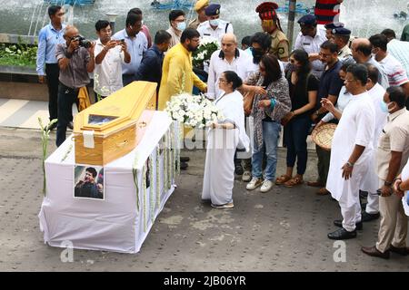 Kolkata, Inde. 01st juin 2022. Le ministre en chef du Bengale occidental et le chef du parti du Congrès de Trinamool, Mamata Banerjee, rendent hommage à la chanteuse Bollywood Krishnakumar Kunnath au Rabindra Sadan à Kolkata. Le chanteur KK, dont le vrai nom est Krishnakumar Kunnath, est décédé mardi soir à l'âge de 53 ans à Kolkata après avoir donné un concert. La famille de KK est arrivée à Kolkata mercredi matin. Les restes mortels du chanteur sont arrivés à Rabindra Sadan où le salut aux armes à feu a eu lieu. (Photo de Dipa Chakraborty/Pacific Press) crédit: Pacific Press Media production Corp. Crédit: Pacific Press Media Pro Banque D'Images