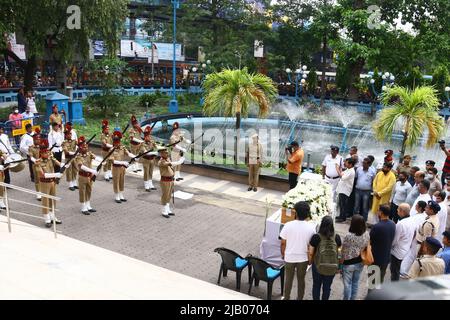 Kolkata, Inde. 01st juin 2022. Les policiers indiens saluent les armes à feu à côté du cercueil du chanteur Krishnakumar Kunnath, connu sous le nom de KK à Rabindra Sadan à Kolkata. Le chanteur KK, dont le vrai nom est Krishnakumar Kunnath, est décédé mardi soir à l'âge de 53 ans à Kolkata après avoir donné un concert. La famille de KK est arrivée à Kolkata mercredi matin. Les restes mortels du chanteur sont arrivés à Rabindra Sadan où le salut aux armes à feu a eu lieu. (Photo de Dipa Chakraborty/Pacific Press) crédit: Pacific Press Media production Corp. Crédit: Pacific Press Media production Corp./al Banque D'Images