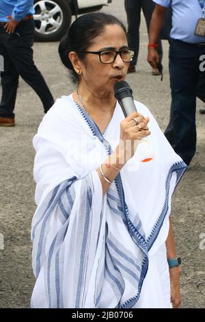 Le ministre en chef de l'État indien du Bengale-Occidental Mamata Banerjee, annonce le changement dans le lieu de la salutation des armes à feu à donner comme un respect pour le regretté chanteur de Bollywood Krishnakumar Kunnath. Le chanteur KK, dont le vrai nom est Krishnakumar Kunnath, est décédé mardi soir à l'âge de 53 ans à Kolkata après avoir donné un concert. La famille de KK est arrivée à Kolkata mercredi matin. Les restes mortels du chanteur sont arrivés à Rabindra Sadan où le salut aux armes à feu a eu lieu. Crédit : Pacific Press Media production Corp./Alay Live News Banque D'Images