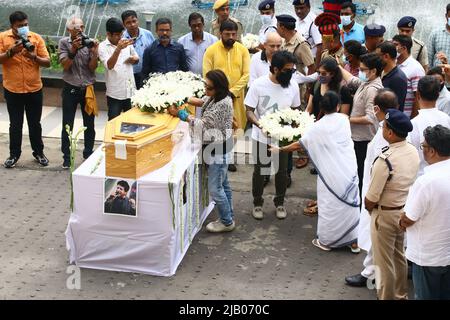 Kolkata, Inde. 01st juin 2022. Jyothy Krisnan épouse de la chanteuse Bollywood Krishnakumar Kunnath popularité savoir que KK rendre hommage à son mari à Rabindra Sadan à Kolkata. Le chanteur KK, dont le vrai nom est Krishnakumar Kunnath, est décédé mardi soir à l'âge de 53 ans à Kolkata après avoir donné un concert. La famille de KK est arrivée à Kolkata mercredi matin. Les restes mortels du chanteur sont arrivés à Rabindra Sadan où le salut aux armes à feu a eu lieu. (Photo de Dipa Chakraborty/Pacific Press) crédit: Pacific Press Media production Corp. Crédit: Pacific Press Media production Corp./Alay Live News Banque D'Images