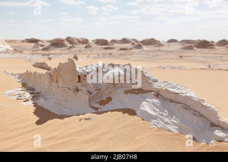 Cette photo a été prise en Égypte dans le désert blanc, et c'est une photo distinctive qui montre l'une des roches blanches étonnantes, qui est distingué Banque D'Images