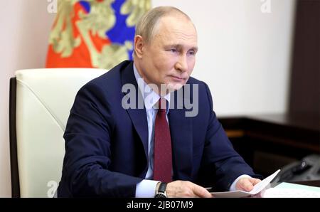 Moscou, Russie. 01st juin 2022. Le Président russe Vladimir Poutine tient une vidéo-conférence pour présenter l'ordre de gloire parentale aux grandes familles à l'occasion de la Journée internationale de l'enfance, depuis la résidence présidentielle de Novo-Ogaryovo, à 1 juin 2022, en dehors de Moscou, en Russie. Credit: Mikhail Metzel/Kremlin Pool/Alamy Live News Banque D'Images