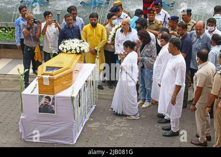 Kolkata, Bengale occidental, Inde. 1st juin 2022. Le ministre en chef du Bengale occidental et le chef du parti du Congrès de Trinamool, Mamata Banerjee, rendent hommage à la chanteuse Bollywood Krishnakumar Kunnath au Rabindra Sadan à Kolkata. Le chanteur KK, dont le vrai nom est Krishnakumar Kunnath, est décédé mardi soir à l'âge de 53 ans à Kolkata après avoir donné un concert. La famille de KK est arrivée à Kolkata mercredi matin. Les restes mortels du chanteur sont arrivés à Rabindra Sadan où le salut aux armes à feu a eu lieu. (Credit image: © Dipa Chakraborty/Pacific Press via ZUMA Press Wire) Banque D'Images