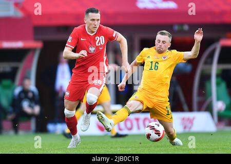 Wroclaw. 1st juin 2022. Joe Morrell (R) du pays de Galles s'attaque à Piotr Zielinski de Pologne lors de la Ligue des Nations de l'UEFA Un match du Groupe 4 entre la Pologne et le pays de Galles à l'arène de Tarczynski à Wroclaw, en Pologne, sur 1 juin 2022. Credit: Lukasz Sobala/Xinhua/Alamy Live News Banque D'Images