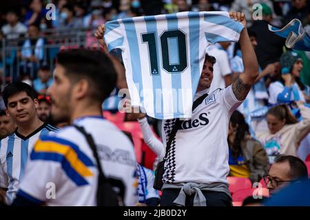 LONDRES, ROYAUME-UNI. JUIN 1st les fans argentins applaudiss lors de la Conmebol - UEFA Cup of Champions Finalissima entre l'Italie et l'Argentine au stade Wembley, Londres, le mercredi 1st juin 2022. (Credit: Federico Maranesi | MI News) Credit: MI News & Sport /Alay Live News Banque D'Images