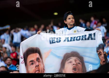 LONDRES, ROYAUME-UNI. JUIN 1st les fans argentins applaudiss lors de la Conmebol - UEFA Cup of Champions Finalissima entre l'Italie et l'Argentine au stade Wembley, Londres, le mercredi 1st juin 2022. (Credit: Federico Maranesi | MI News) Credit: MI News & Sport /Alay Live News Banque D'Images