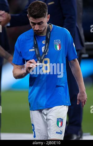 LONDRES, ROYAUME-UNI. JUIN 1st Jorginho de l'Italie regarde la médaille pendant la Conmebol - coupe UEFA des champions Finalissima entre l'Italie et l'Argentine au stade Wembley, Londres, le mercredi 1st juin 2022. (Credit: Federico Maranesi | MI News) Credit: MI News & Sport /Alay Live News Banque D'Images