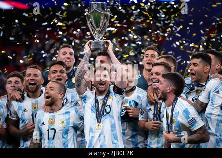 LONDRES, ROYAUME-UNI. JUIN 1st Lionel Messi de l'Argentine lève le trophée lors de la Conmebol - coupe UEFA des champions Finalissima entre l'Italie et l'Argentine au stade Wembley, Londres, le mercredi 1st juin 2022. (Credit: Federico Maranesi | MI News) Credit: MI News & Sport /Alay Live News Banque D'Images