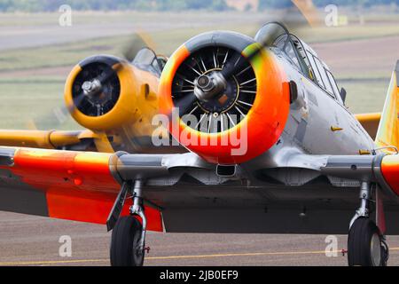 Avion Aerobatic classique à l'aéroport avec moteurs en marche Banque D'Images