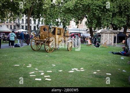 Londres, Royaume-Uni. IST juin 2022. Une calèche dorée a été placée dans les jardins du Bas Grosvenor pour marquer le Jubilé de platine de la Reine. Credit: Kiki Streitberger / Alamy Live News Banque D'Images