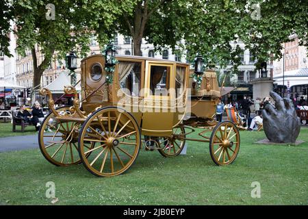 Londres, Royaume-Uni. IST juin 2022. Une calèche dorée a été placée dans les jardins du Bas Grosvenor pour marquer le Jubilé de platine de la Reine. Credit: Kiki Streitberger / Alamy Live News Banque D'Images