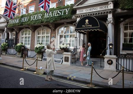 Londres, Royaume-Uni. IST juin 2022. Deux jeunes femmes ont pris leur photo devant l'hôtel Goring à côté du lettrage: "Merci à votre Majesté" pour marquer le Jubilé de platine de la Reine. Credit: Kiki Streitberger / Alamy Live News Banque D'Images