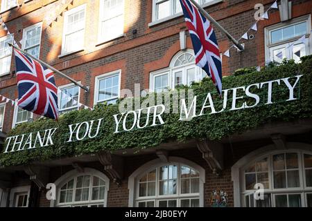 Londres, Royaume-Uni. IST juin 2022. "Merci à votre Majesté" est écrit sur le devant de l'hôtel Goring à Westminster pour marquer le Jubilé de platine de la Reine. Credit: Kiki Streitberger / Alamy Live News Banque D'Images