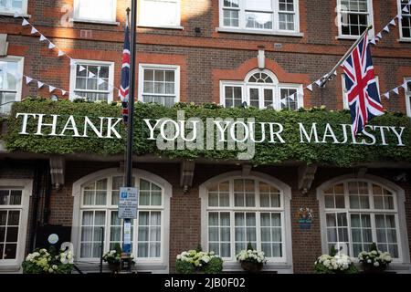 Londres, Royaume-Uni. IST juin 2022. "Merci à votre Majesté" est écrit sur le devant de l'hôtel Goring à Westminster pour marquer le Jubilé de platine de la Reine. Credit: Kiki Streitberger / Alamy Live News Banque D'Images