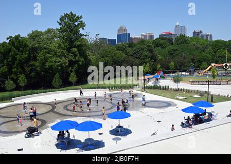 Le parc John Chvis Memorial Park avec la ligne d'horizon du centre-ville de Raleigh en arrière-plan. Banque D'Images