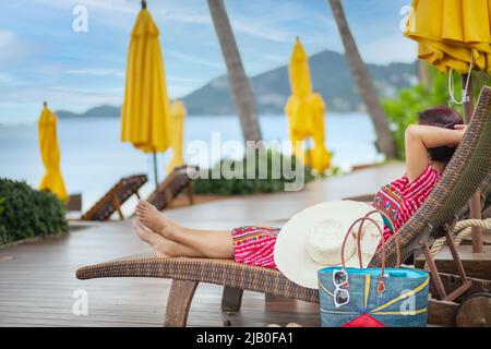 Femme d'âge moyen se détendant à la plage de lamai à koh samui, Thaïlande. Banque D'Images