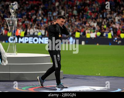 1st juin 2022; Stade Wembley, Londres, Angleterre : coupe DES CHAMPIONS CONBEMOL-UEFA - FINALISSIMA, Italie contre Argentine: L'entraîneur-chef de l'Argentine Lionel Scaloni récolte une médaille des gagnants Banque D'Images