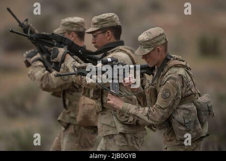 Des soldats de Charlie Company, 2-116th Bataillon des armes combinées, ont pratiqué des techniques de manutention, de chargement rapide et d'engagement des armes pendant la première semaine d'entraînement annuel. Les exercices d'entraînement annuels de 2022 pour la Garde nationale de l'Armée de l'Idaho sont les derniers exercices de masse sur le terrain pour le bataillon d'armes combinées 2-116th, l'équipe de combat de la brigade de Cavalry 116th avant de se déployer à l'appui de l'opération Spartan Shield. Banque D'Images