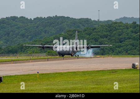 Le dernier C-130-J30, affecté à l'escadre de transport aérien 130th, se trouve à la base de la Garde nationale aérienne McLaughlin, Virginie, on 26 mai 2022. En novembre 2020, la U.S. Air Force a choisi la 130th AW pour convertir ses huit avions C-130H, que nous avions exploités pendant plus de 25 ans, en une cellule C-130-J30. Au début de 2021, l'unité a envoyé les modèles H à différentes bases partout au pays et a commencé à recevoir les modèles J. Le dernier modèle H est parti en août 2021. (É.-U. Photo de la Garde nationale aérienne par le Sgt de-Juan Haley) Banque D'Images