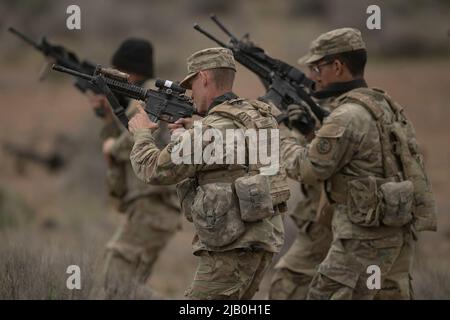 Des soldats de Charlie Company, 2-116th Bataillon des armes combinées, ont pratiqué des techniques de manutention, de chargement rapide et d'engagement des armes pendant la première semaine d'entraînement annuel. Les exercices d'entraînement annuels de 2022 pour la Garde nationale de l'Armée de l'Idaho sont les derniers exercices de masse sur le terrain pour le bataillon d'armes combinées 2-116th, l'équipe de combat de la brigade de Cavalry 116th avant de se déployer à l'appui de l'opération Spartan Shield. Banque D'Images