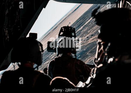 Sam Eckholm (à gauche), créateur de contenu multimédia, est assis sur la rampe d'un avion de tiltrotor CV-22 Osprey de l'escadron des opérations spéciales 20th, au-dessus de la chaîne aérienne Melrose, N.M., 24 mai 2022. L'escadre des opérations spéciales de 27th s'est associée à Eckholm pour mettre en valeur l'état de préparation et la pertinence de l'escadre dans les conflits futurs. (É.-U. Photo de la Force aérienne par le sergent d'état-major. Candin Muniz) Banque D'Images