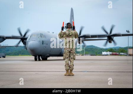 Le dernier C-130-J30, affecté à l'escadre du transport aérien de 130th, taxi après l'atterrissage à la base de la Garde nationale aérienne McLaughlin, W. Virginie, 26 mai 2022. En novembre 2020, la U.S. Air Force a choisi la 130th AW pour convertir ses huit avions C-130H, que nous avions exploités pendant plus de 25 ans, en une cellule C-130-J30. Au début de 2021, l'unité a envoyé les modèles H à différentes bases partout au pays et a commencé à recevoir les modèles J. Le dernier modèle H est parti en août 2021. (É.-U. Photo de la Garde nationale aérienne par le Sgt de-Juan Haley) Banque D'Images