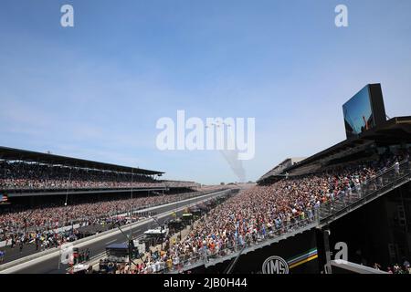 Le chef du Bureau de la Garde nationale, le général Daniel Hokanson et l'Adjudant général de l'Indiana, le général de division Dale Lyles, ainsi que d'autres visiteurs distingués ont assisté à l'Indy 500 au circuit automobile d'Indianapolis à Indianapolis, Ind., 29 mai 2022. La Garde nationale de l'Indiana ainsi que d'autres agences de service ont soutenu les cérémonies d'avant-course d'Indianapolis 500. Banque D'Images