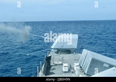 220527-N-EU544-8925 GOLFE DE THAÏLANDE (27 mai 2022) Un système d'armes à feu de 57 millimètres MK 110 s'allume à bord du navire de combat littoral version Independence USS Jackson (LCS 6) pendant la coopération afloat Readiness and Training (CARAT) Thaïlande 2022. CARAT Thailand est un exercice naval bilatéral annuel entre la marine américaine et la marine royale thaïlandaise. La Thaïlande fait partie de la série d'exercices DE KARAT depuis 1995. Aujourd’hui dans sa série de 28th ans, LA CARAT comprend de multiples exercices multinationaux, conçus pour améliorer les capacités des marines américaines et alliées et partenaires à opérer ensemble en réponse aux traditiona Banque D'Images