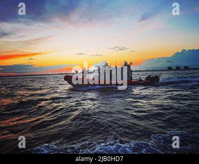 Poste de garde côtière l'équipage de petit bateau de Miami Beach dirige des ports, des voies navigables et un entraînement tactique de sécurité côtière dans la baie Biscayne, en Floride, au 29 mai 2022. La conduite DE CES CENTRES DISSUADE les terroristes d'utiliser ou d'exploiter le système de transport maritime américain comme moyen d'attaques contre le territoire américain, les centres de population, les navires, les infrastructures essentielles et les ressources clés. (É.-U. Coast Guard photo par Station Miami Beach) Banque D'Images