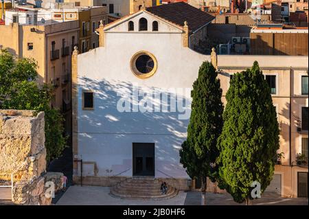 Tarragone, Catalogne, Espagne. 28th mai 2022. L'église blanche de Nazareth (Església de Natzaret) vue d'en haut de la tour romaine. La vieille ville de Tarragone, protégée par des murs romains, a conservé son esthétique médiévale. Les anciens bâtiments sont en cours de restauration pour préserver le style de l'époque et devenir une visite essentielle pour les touristes. L'été 2022 a vu un nombre très important de réservations et le doublement de la capacité des navires de croisière dans le port de Tarragone. (Credit image: © Laurent Coust/SOPA Images via ZUMA Press Wire) Banque D'Images