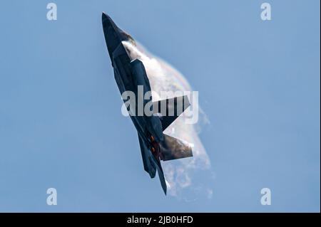 Le Maj Joshua « Cabo » Gunderson, commandant et pilote de l'équipe de démonstration F-22, préforme une boucle de puissance lors du Bethpage Air Show 23 mai 2022, au parc national de Jones Beach, à New York. La boucle de puissance est une manœuvre qui utilise les buses de guidage de poussée uniques du Raptor pour retourner rapidement l'avion. (É.-U. Photo de la Force aérienne par le sergent d'état-major. Don Hudson) Banque D'Images