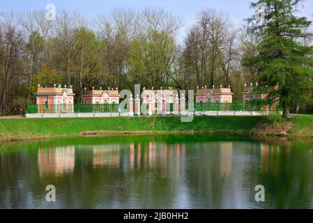 Moscou, Russie, 05.11.2022. Palais et parc 'Kuskovo'. Ménageries - maisons pour le maintien en hiver de la sauvagine au bord de l'étang, arc russe classique Banque D'Images
