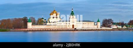 Kostroma, Russie, 05.07.2022. Panorama du monastère orthodoxe d'Ipatiev. Monument de l'architecture russe du XVIIe siècle sur les rives du Kos Banque D'Images